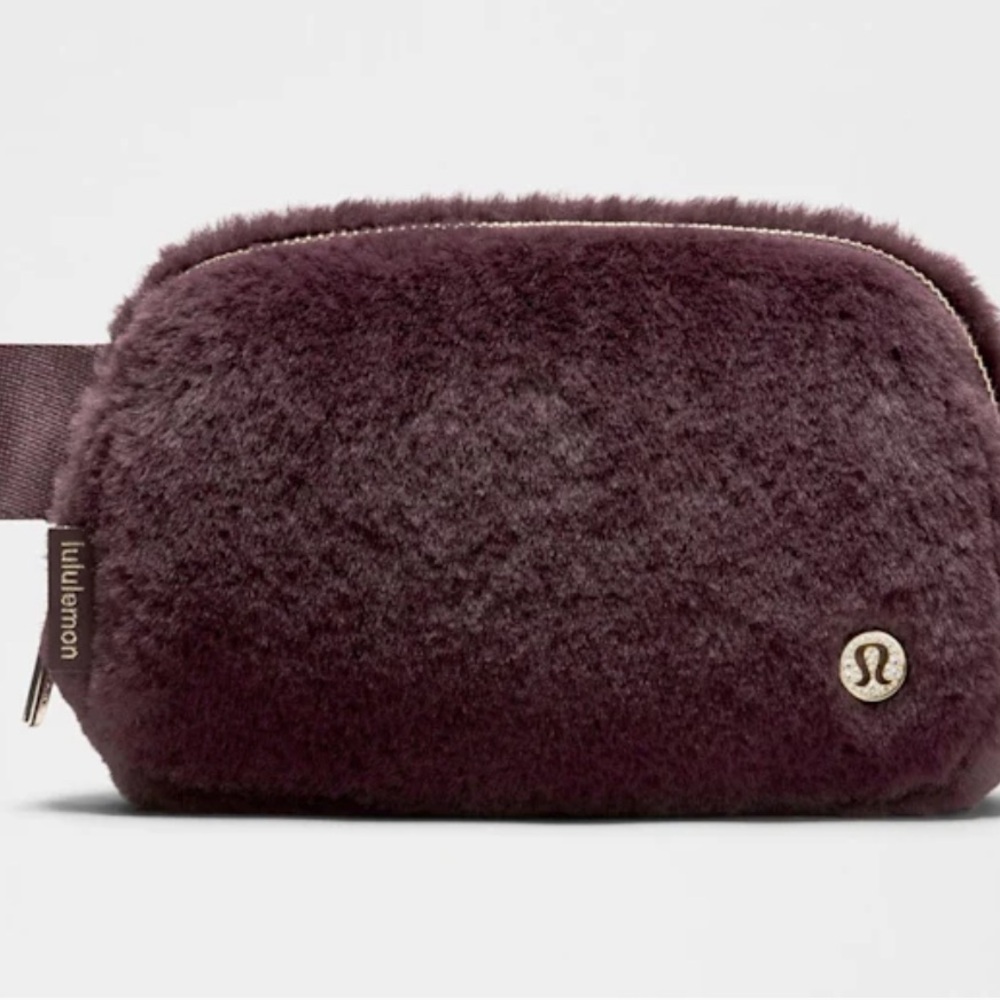 Lululemon NWT Everywhere Belt Bag - Plush Fleece - Black Plum/Gold - Picture 2 of 7